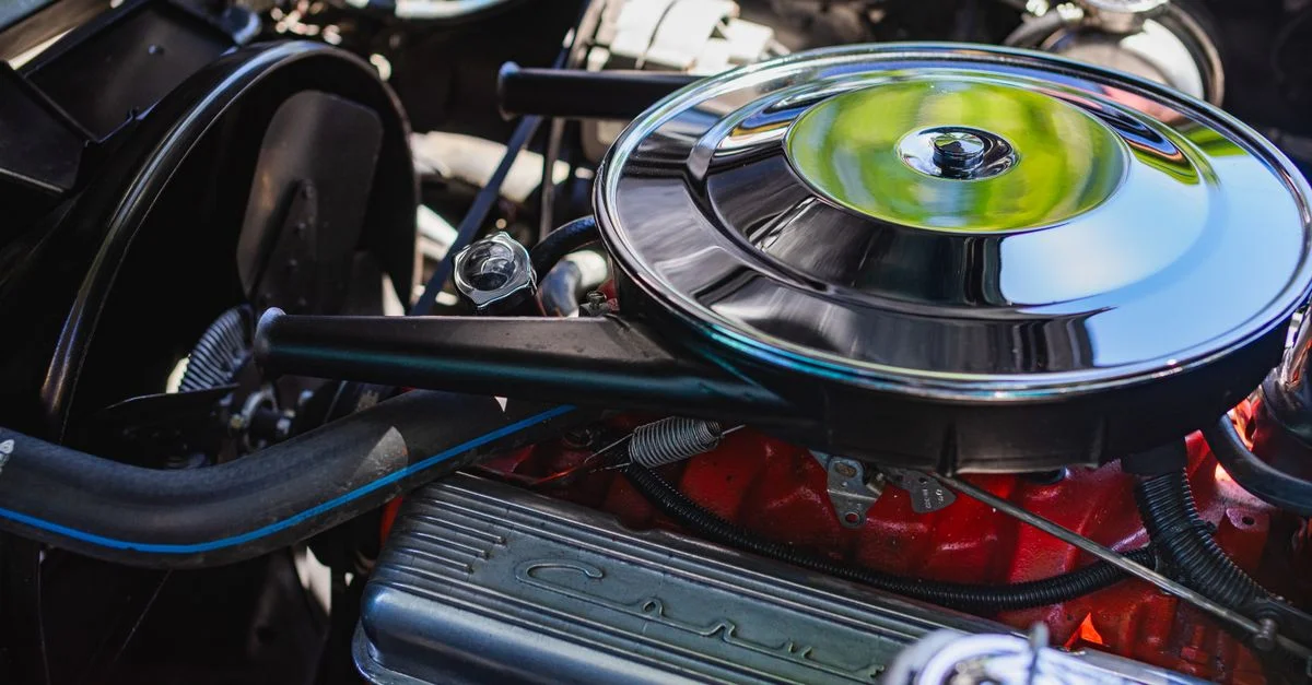 Vue détaillée d'un moteur de voiture classique, mettant en avant les pièces et les mécanismes.