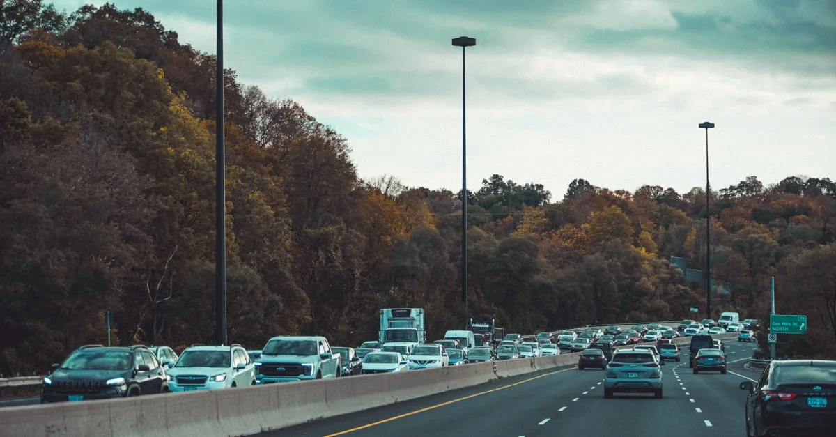 Fort trafic sur une autoroute de Toronto entourée de feuillage d'automne.